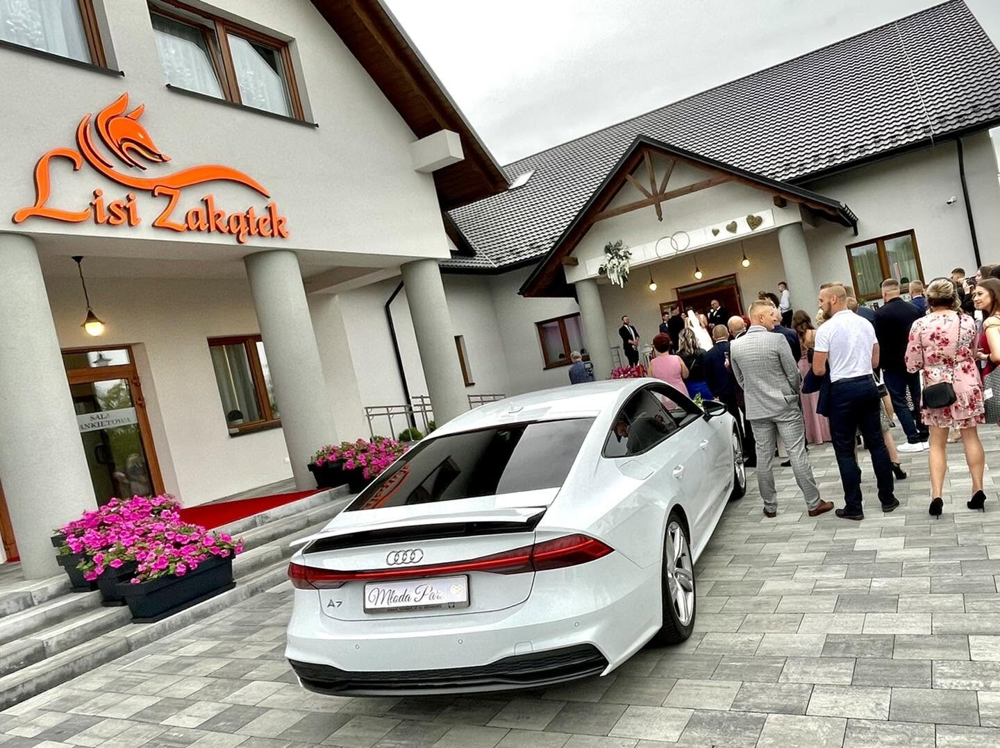 Audi A7 przy sali weselnej