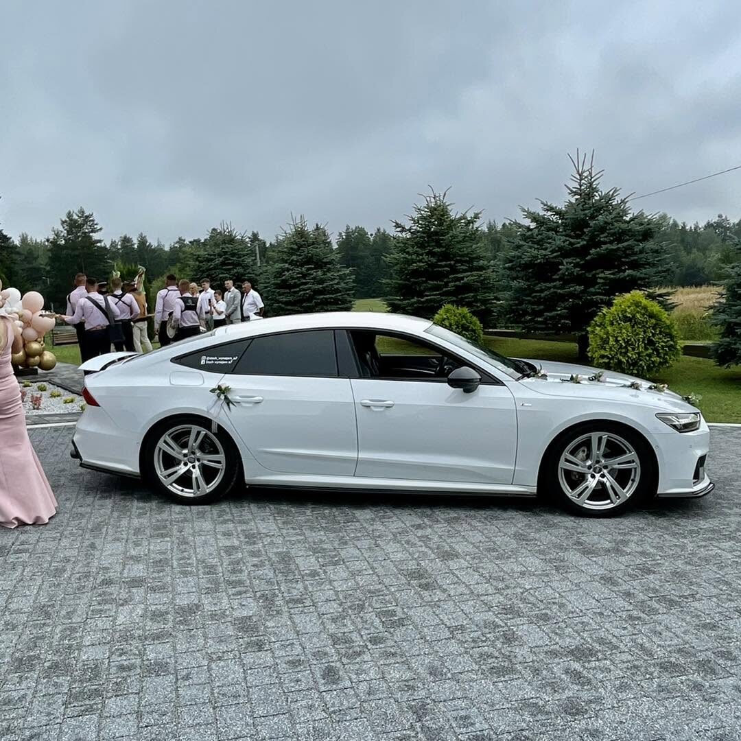 Transport gości — Audi A7 przy sali